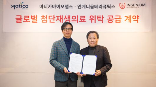 인게니움테라퓨틱스 고진옥 대표(왼쪽)와 마티카바이오랩스 장원규 대표가 CMO 계약을 체결하고 기념사진을 촬영하고 있다. 차바이오텍 제공