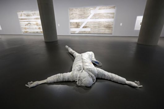 아모레퍼시픽미술관은 현대미술 기획전으로 미국 작가 마크 브래드포드(Mark Bradford)의 개인전 ‘Mark Bradford: Keep Walking’. 아모레퍼시픽미술관 제공