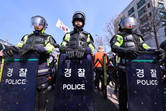 지난해 4월 서울 용산구 한남동 대통령 관저 인근에서 열린 대한민국바로세우기국민운동본부 탄핵반대 집회에서 경찰 기동대가 경계근무를 서고 있다. 연합뉴스