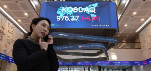 코스피가 내림세로 돌아선 20일 서울 영등포구 한국거래소 홍보관 현황판에 코스닥 지수가 표시돼 있다. 이날 코스닥지수는 전장보다 8.01포인트(0.83%) 상승한 976.37에 장을 마치며 2022년 1월 13일 이후 4년 만에 최고치를 나타냈다. 연합뉴스