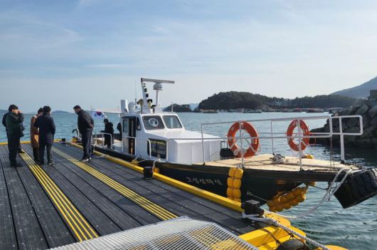 소외도서 항로 운영사업을 통해 경남 고성군 자란도에 정기선박이 운행하고 있는 모습. 해양수산부 제공