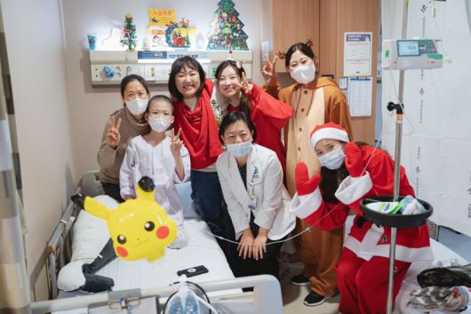 [이수지씨와 김아영씨가 소아 환자, 소아혈액종양과 권승연 교수(가운데) 및 의료진과 함께 사진을 촬영하고 있다. 세브란스병원 제공