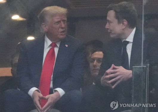 지난해 9월 21일 찰리 커크 추모식에서 만난 도널드 트럼프 미국 대통령(왼쪽)과 일론 머스크 테슬라 최고경영자(CEO).연합뉴스