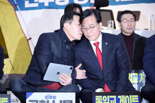 국민의힘 김민수 최고위원이 19일 서울 여의도 국회 로텐더홀에서 열린 최고위원회의에서 송언석 원내대표와 귓엣말을 하고 있다. 사진=박범준 기자