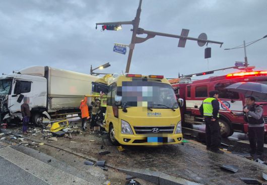 지난해 12월23일 전북 김제시 백산면 한 교차로에서 통학버스와 화물차량 사고가 났다. 전북소방 제공