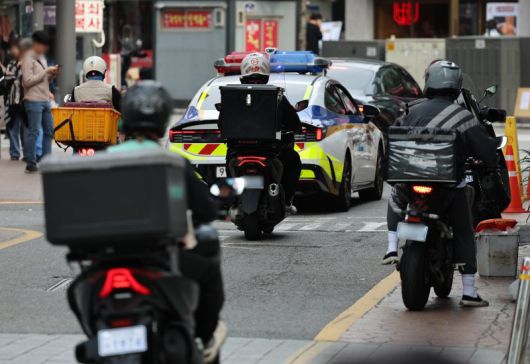 정부가 현행 근로기준법을 개정해 모든 일하는 사람을 원칙적으로 근로자로 간주하는 ‘근로자 추정제’를 도입하기로 했다. 플랫폼 관련 노동자인 라이더들이 배달을 하는 모습. /사진=뉴스1