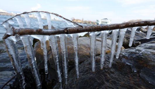 영하권의 낮 기온을 보인 지난 19일 서울시 영등포구 한강변에 고드름이 열려 있다. 뉴스1