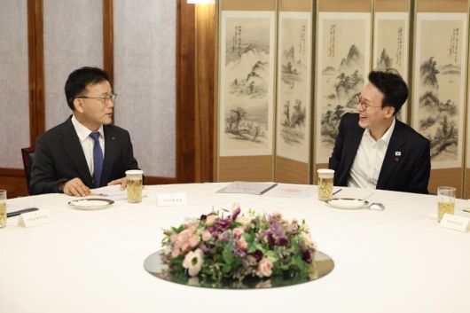 김민석 국무총리(오른쪽)가 20일 삼청동 총리공관에서 박상진 산업은행 회장을 면담하고 있다. 국무총리실 제공