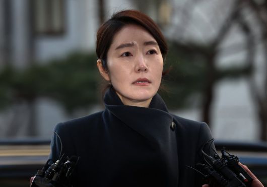 공천헌금 1억원을 수수한 혐의를 받는 강선우 무소속 의원이 20일 서울 마포구 서울경찰청 광역수사단 공공범죄수사대에 조사를 받기 위해 출석하며 취재진 질문에 답하고 있다. 2026.1.20/ /사진=뉴스1