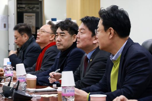 안철수 국민의힘 의원이 20일 서울 여의도 국회 의원회관에서 열린 '대안과 미래' 모임에 참석해 발언하고 있다. 뉴시스