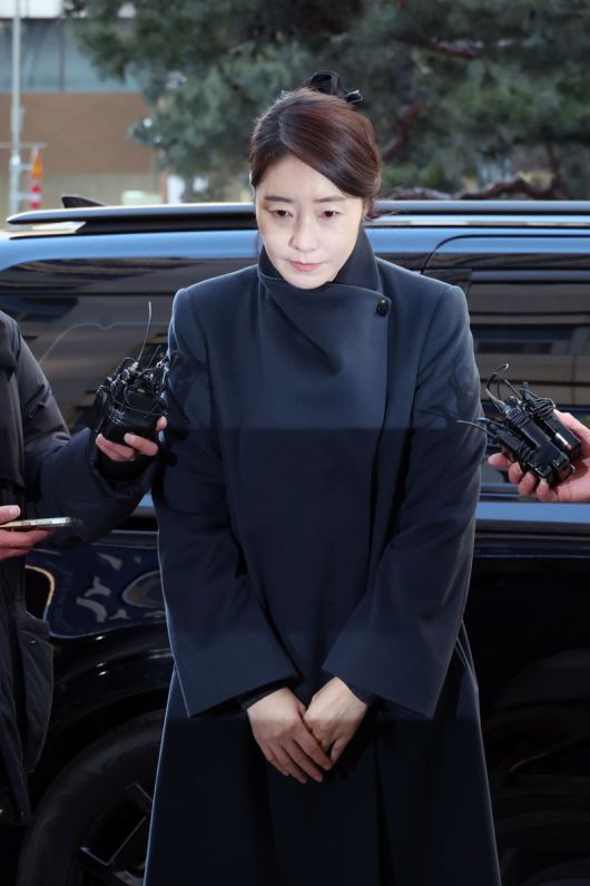 공천헌금 1억원 의혹을 받는 강선우 무소속 의원 20일 서울경찰청 광역수사대에 조사를 받기위해 도착해 인사하고 있다. 강 의원이 해당 의혹으로 수사기관에 출석하는 건 이번이 처음이다. 사진=서동일 기자