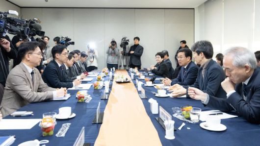 신정훈 국회 행정안전위원장이 20일 서울 여의도 국회에서 열린 행정통합 관련 행정안전부 보고에서 인사말하고 있다. 뉴스1