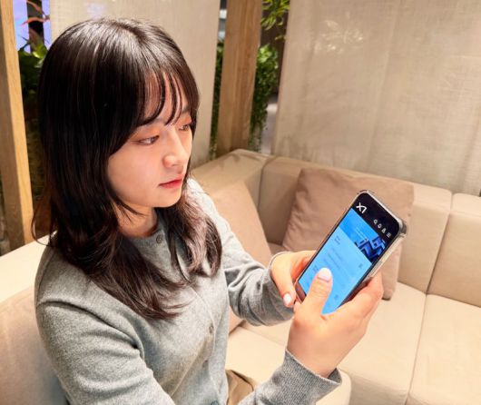 GS건설 플랫폼 ‘My 자이’ 이용객이 20일 서비스를 시연하고 있다. GS건설 제공