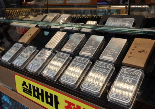 지난 15일 오후 서울 종로구 귀금속 상점에 실버바가 진열되어 있다. /사진=뉴시스