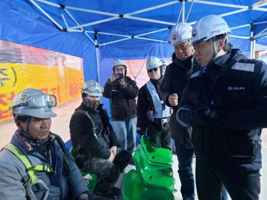 류현철 고용노동부 산업안전보건본부장(오른쪽 첫번째)이 20일 서울 중구 소재 건설현장을 찾아 '한파안전 5대 기본수칙' 준수 여부를 점검하고 있다. 고용노동부 제공