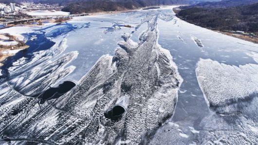 한파가 몰아친 20일 경기도 양평군 두물머리 주변 남한강이 얼어있다. 연합뉴스