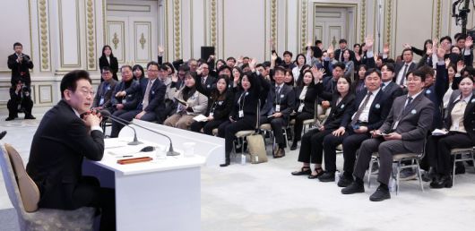 [서울=뉴시스] 고범준 기자 = 이재명 대통령이 21일 청와대 영빈관에서 열린 2026년 신년 기자회견에서 질문을 받고 있다. 2026.01.21. bjko@newsis.com /사진=뉴시스