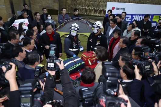 장동혁 국민의힘 대표 단식 7일차인 21일 오후 단식장인 서울 여의도 국회 로텐더홀에 119소방대원이 출동해 대기하고 있다. 뉴스1