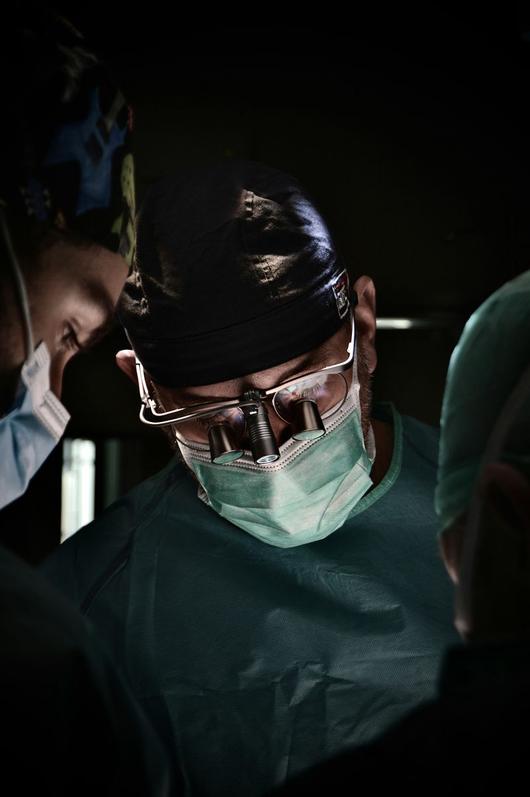 모발 이식은 소위 비절개 방식과 절개 방식으로 나눈다. 비절개 방식은 모낭의 크기와 유사한 아주 작은 펀치로 모낭을 하나하나 채취하여 이식하는 것을 말한다. 절개 방식은 후두부의 피부를 일정한 크기의 절편으로 채취하여 모낭을 분리, 이식한다. 비절개 방식은 회복 과정에서 통증이 적으나 의료진의 숙련도에 따라 모낭의 손상 가능성이 있고 절개 방식은 피부를 봉합한 흉터가 남을 수 있고 회복 과정에서 통증도 심하게 나타나지만 모낭을 손상 없이 대량으로 채취할 수 있다. 사진: 언스플래쉬