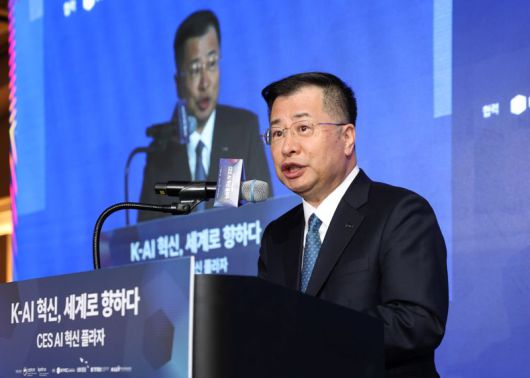 강경성 코트라 사장이 21일 서울 강남구 코엑스 아셈 볼룸에서 열린 ‘CES AI 혁신 플라자’에서 개회사를 하고 있다. 코트라 제공.