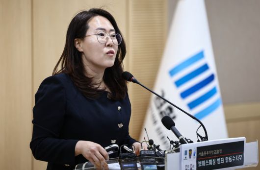 김보성 서울동부지검 보이스피싱범죄 합동수사부 부장이 21일 서울 송파구 서울동부지방검찰청에서 열린 보이스피싱범죄 합동수사부 자금 세탁범 검거 관련 브리핑을 하고 있다. 서울동부지검 보이스피싱범죄 합동수사부는 이날 브리핑을 통해 보이스피싱 피해금을 세탁한 조직원 13명을 입건하고 7명을 구속기소 했다고 밝혔다. 뉴스1화상