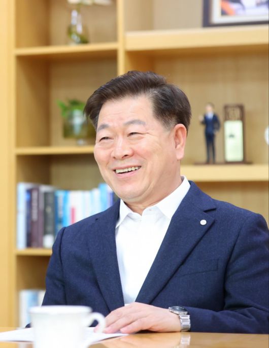 박승원 광명시장은 최근 파이낸셜뉴스와의 인터뷰에서 광명시가 전국 지방정부 가운데 새로운 표준으로 평가받고 있다고 설명했다. 광명시 제공                                       박승원 광명시장의 '시민주권' 철학이 담긴 '모든 권력은 시민으로부터 나온다' 글새김 광명시 제공