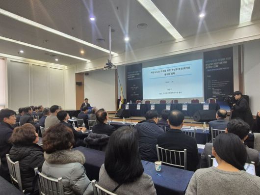 지난 20일 열린 '해양수도 부산을 위한 미래 전략 정책 토론회'에서 정성기 부산항미래정책연구원장이 주제발표를 하고 있다. 부산항미래정책연구원 제공