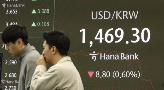 원·달러 환율이 장중 1480원대로 올라섰다가 이재명 대통령이 신년 기자회견에서 환율에 대해 "한두 달 정도 지나면 1400원 전후로 내려갈 것"이라고 언급하자 하락세로 돌아섰다. 21일 서울 외환시장에서 원·달러 환율의 주간거래 종가(오후 3시30분 기준)는 전 거래일보다 6.8원 떨어진 1471.3원을 기록했다. 4거래일 만의 하락이다. 이날 오전 서울 중구 하나은행 본점 딜링룸에 환율이 표시돼 있다. 뉴시스