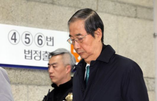 한덕수 전 국무총리가 26일 오전 서울중앙지법에서 열린 결심공판을 마치고 법원 청사를 나서고 있다. 사진=뉴스1