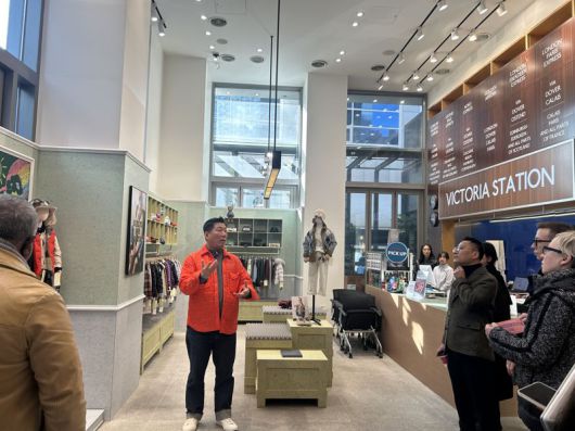 김훈 헤지스 크리에이티브 디렉터가 21일 서울 명동 '스페이스H 서울'에서 열린 글로벌 수주회에서 키즈 라인을 설명하고 있다. 사진=강명연 기자                                  헤지스 2026년 가을·겨울 시즌 수주회의 키즈 존. LF 제공