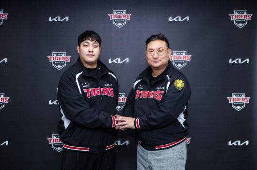 투수 조상우(왼쪽)가 21일 KIA 타이거즈와 계약을 진행한 후 기념촬영을 하고 있다. KIA 제공