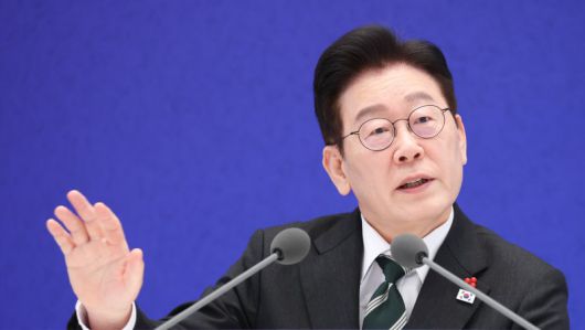 이재명 대통령이 21일 청와대 영빈관에서 열린 신년 기자회견에서 취재진 질문에 답변하고 있다. 뉴스1