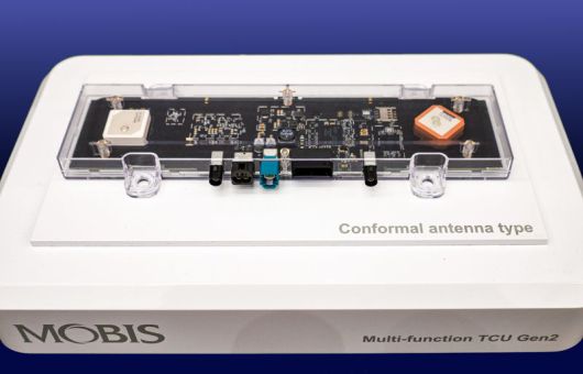 5G 무선통신 기반 안테나 일체형 텔레매틱스 솔루션(MTCU) 전시품. 사진=현대모비스 제공