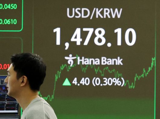 지난 20일 오후 서울 중구 하나은행 딜링룸에서 딜러들이 업무를 하고 있다. 서울 외환시장에서 원·달러 환율은 전 거래일(1473.7원)보다 4.4원 오른 1478.1원에 주간 거래를 마감했다. 뉴시스.                                  한국무역협회 제공.