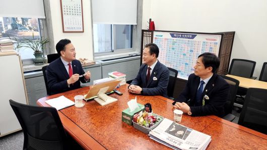 신영재 홍천군수(사진 가운데)가 지난 14일 용문~홍천 광역철도 조기 착공을 위해 국회를 방문, 유상범 국회의원(사진 왼쪽)과 철도 건설사업을 협의하고 있다. 홍천군 제공