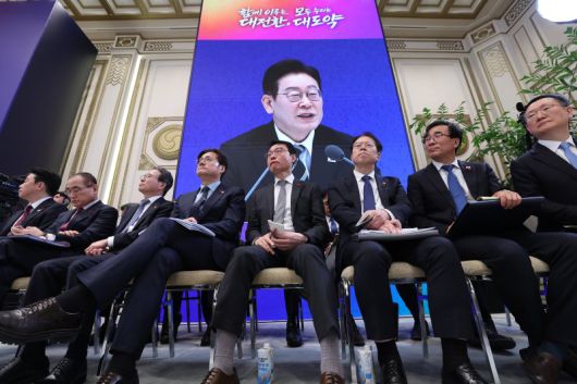 강훈식 비서실장 등 청와대 참모진이 21일 청와대 영빈관에서 열린 이재명 대통령 신년 기자회견에 참석해 있다. 왼쪽부터 강 비서실장, 위성락 국가안보실장, 김용범 정책실장, 홍익표 정무수석, 이규연 홍보소통수석, 조성주 인사수석, 전성환 경청통합수석, 봉욱 민정수석 연합뉴스