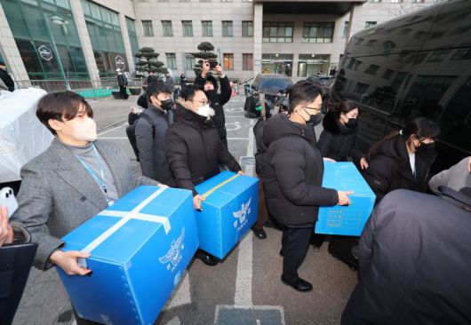 21일 군경합동조사TF가 올해 초 무인기를 만들어 북한에 날려 보냈다는 의혹을 받는 민간인 피의자들에 대한 3명의 주거지 및 사무실 등에 대해 압수수색에 돌입했다. 이날 피의자와 관련된 서울 시내 한 대학교에서 압수수색을 마친 관계자들이 압수품을 들고 나서고 있다. 뉴시스