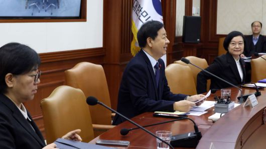 구윤철 부총리 겸 재정경제부 장관(가운데)이 21일 정부서울청사에서 열린 경제관계장관회의에서 발언하고 있다. 사진=서동일 기자