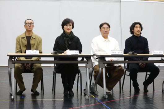 서울시립무용단 '일무' 안무가 김성훈(왼쪽부터), 정혜진 무용단장, 연출 정구호, 안무/음악 김재덕이 서울 종로구 세종문화회관 무용단 연습실에서 '일무' 공연 기자간담회를 하고 있다. 뉴시스