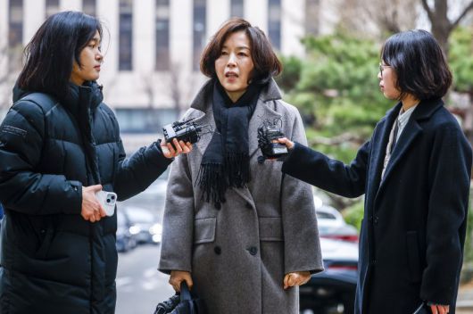 공천 헌금 의혹을 받는 김경 서울시의원이 18일 서울 마포구 공공범죄수사대에서 경찰 조사를 받기위해 출석하며 취재진 질문에 답하고 있다. 뉴시스