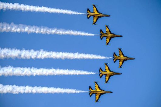 공군 특수비행팀 블랙이글스가 화려한 에어쇼를 선보이고 있다. 공군 제공