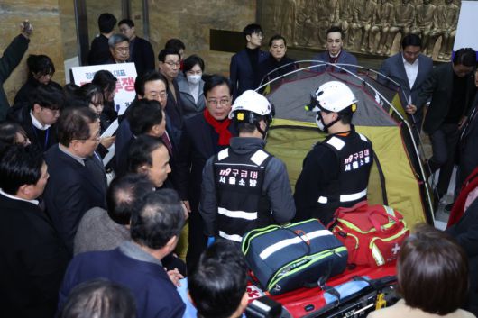 장동혁 국민의힘 대표 단식 7일차인 21일 오후 단식장인 서울 여의도 국회 로텐더홀에 119소방대원이 출동해 대기하고 있다. 뉴스1