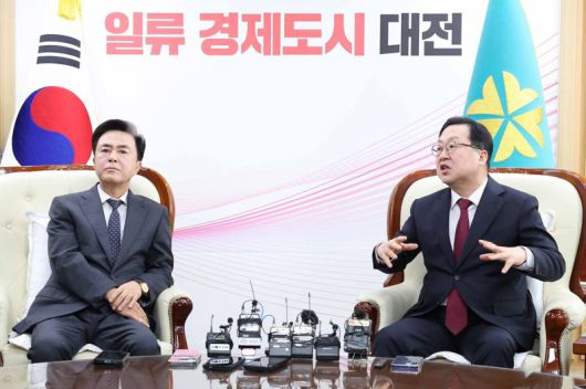 이장우 대전시장(오른쪽)과 김태흠 충남지사가 21일 대전시청에서 긴급회동을 갖고 지난 16일 정부가 발표한 행정통합 지원계획과 관련한 입장을 밝히고 있다.