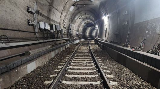 부산교통공사가 부산도시철도 1호선 서대신~동대신 구간의 노후 목침목을 방진콘크리트 침목으로 교체하고 레일 이음부를 용접하는 개량 사업을 완료했다. 공사 제공