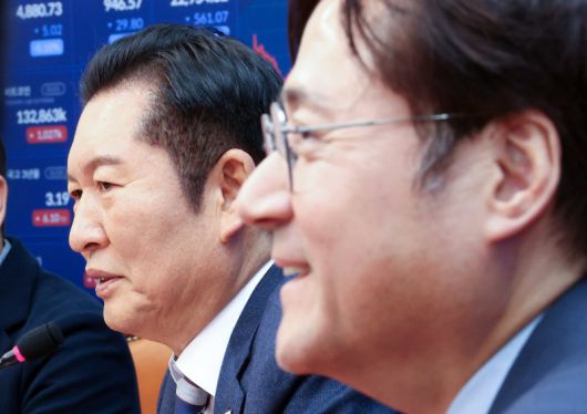 더불어민주당 정청래 대표(왼쪽)가 21일 국회에서 취임 인사차 방문한 홍익표 청와대 정무수석을 만나 얘기를 나누고 있다. 연합뉴스