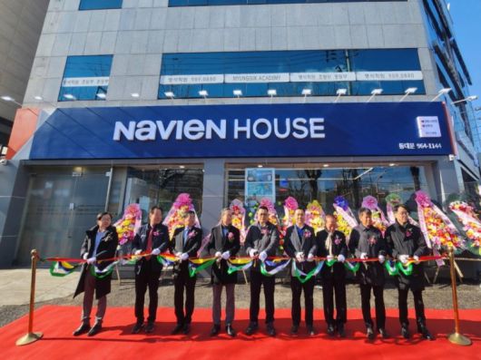 경동나비엔 관계자들이 나비엔 하우스 동대문점 오픈 행사에서 테이프 커팅을 진행하고 있다. 경동나비엔 제공