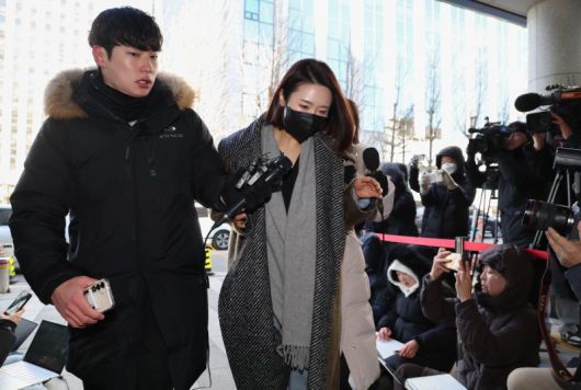 김병기 무소속 의원의 측근으로 알려진 이지희 동작구의회 부의장이 21일 서울 마포구 서울경찰청 광역수사단 공공범죄수사대에 정치자금법 위반 혐의로 조사를 받기 위해 출석하고 있다. 이 부의장은 김 의원의 공천현금 수수와 차남 숭실대 특혜 편입 의혹에 연루된 혐의를 받고 있다. 뉴시스