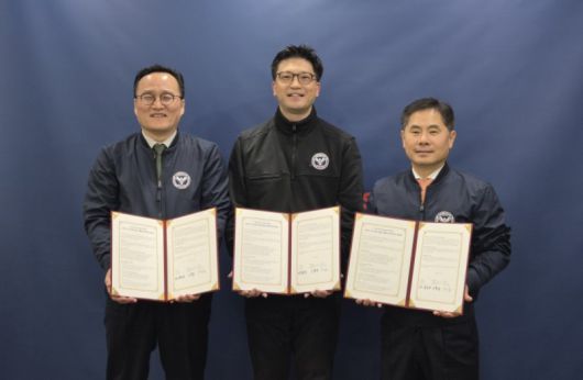 김춘석 한국리서치 여론조사 부문장(왼쪽부터)과 이동규 동아대 긴급대응기술·정책연구센터 소장, 박선춘 씨지인사이드 대표가 업무협약서를 들고 포즈를 취하고 있다. 동아대 제공