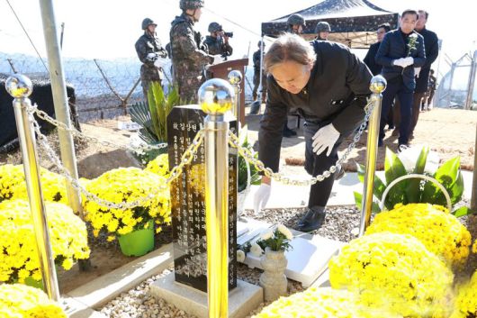 군 사망사고 분과위원장인 박찬운 교수가 김상현 이병 추모비에 헌화하고 있다. 국방부 제공