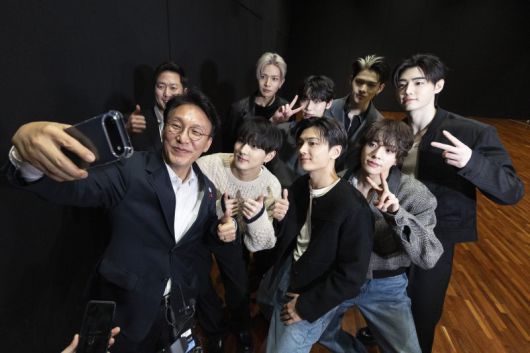 김민석 국무총리가 21일 오후 문화컨텐츠 현장방문의 일정으로 용산구 하이브를 방문해 KPOP 보이그룹 엔하이픈과 셀카를 찍고 있다. 뉴스1화상